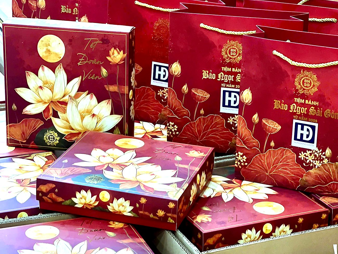 Hộp quà kèm túi xách thương hiệu
