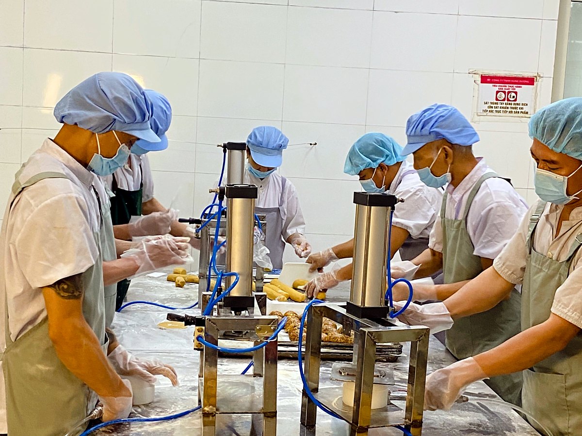 Đội ngũ 120 thợ bánh